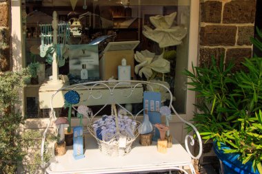 Macar Balaton Gölü 'nde hediyelik eşya dükkanları ve lavantaları olan otantik Tihany şehir caddesi manzarası. Tihany, Macaristan.