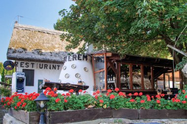 Macar Balaton Gölü 'nde hediyelik eşya dükkanları ve lavantaları olan otantik Tihany şehir caddesi manzarası. Tihany, Macaristan.