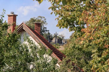TİHANİ, AÇIK. Benedictine Tihany Manastırı yakınlarındaki süvari anıtı çarmıha gerilmiş figürlü üç taş sütundan oluşuyordu..