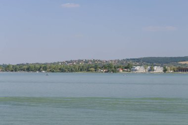 Macaristan. Balaton Gölü, Orta Avrupa 'nın en büyük gölüdür ve genellikle Macar Denizi olarak adlandırılır. Düzenli yolcu su yolları kuzey ve güney kıyılarındaki birçok büyük tatil beldesini birbirine bağlar..