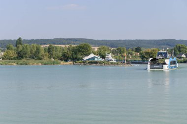 Macaristan. Balaton Gölü, Orta Avrupa 'nın en büyük gölüdür ve genellikle Macar Denizi olarak adlandırılır. Düzenli yolcu su yolları kuzey ve güney kıyılarındaki birçok büyük tatil beldesini birbirine bağlar..