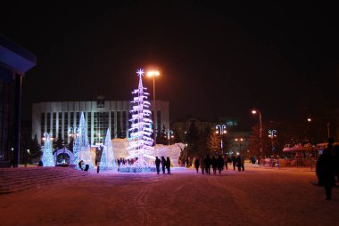 Yılbaşı ağacı ve ayıların parlayan figürleri Gece Sirki, Tyumen, Rusya, Ocak 2021