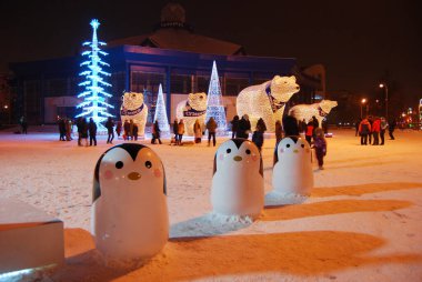 Penguen figürleri ve ayıların parlayan figürleri Gece Sirki, Tyumen, Rusya, Ocak 2021