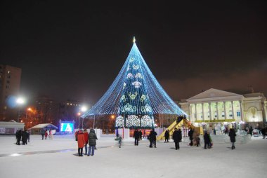 Tyumen, Tyumen, Rusya 'nın 400. yıldönümü meydanındaki Noel ağacı, Ocak 2021