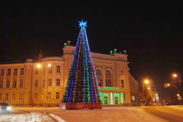 Nikolskaya Meydanı 'ndaki Tyumen Endüstri Üniversitesi' nin önündeki Noel ağacı, Tyumen, Rusya, Ocak 2021