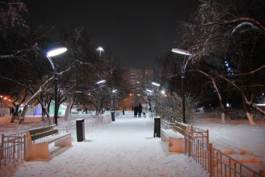 Tyumen 'de fenerlerle aydınlatılan kar yolu