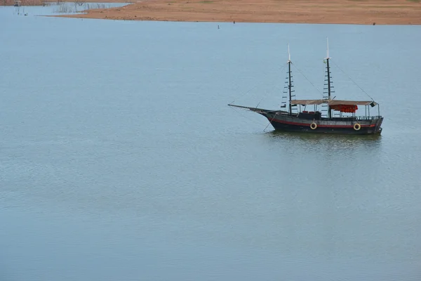 Barco en lago en Caldas Novas, Goiás — Foto de Stock