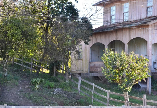 Velha casa abandonada — Fotografia de Stock