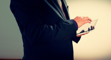 İşadamı tablet, iş arka plan kavramı ile