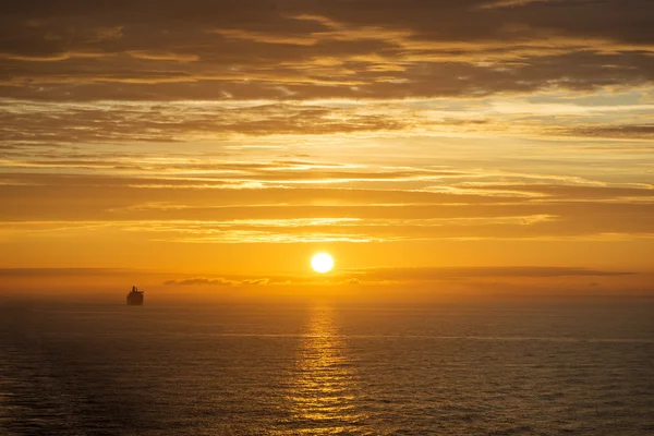 Круїзний корабель на сході сонця . Стокова Картинка