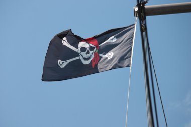 Korsan bayrağı kopyalama alanı olan mavi gökyüzü arkaplanı