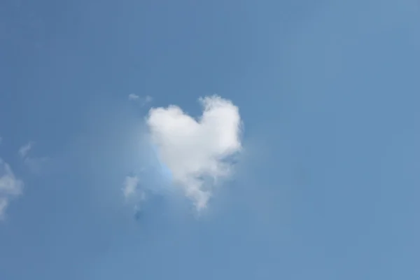 LovHeart forma nuvola nel cielo blu — Foto Stock