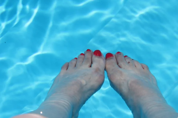 Füße Pool Hintergrund Wasser Wellen Textur Reflexion Mit Kopierraum — Stockfoto