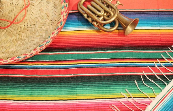 墨西哥 cinco de Mayo serape Poncho 背景复制空间 桑布雷罗 喇叭 — 图库照片