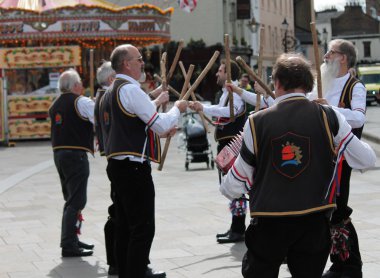 Greenwich, London, İngiltere - 13 Mart: Blackheath Morris erkek dansçılar Paskalya Pazar 13 Mart 2016 yılında Greenwich Londra Cutty Sark tekne ile eski İngilizce halk dansları halka göstermek