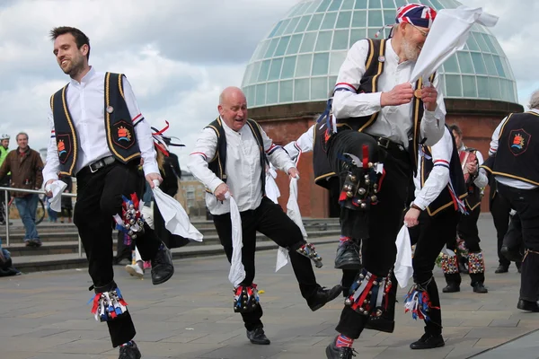 GREENWICH, LONDRES, Reino Unido - 13 DE MARÇO: Homens dançarinos Blackheath Morris demonstram a velha dança folclórica inglesa ao público no domingo de Páscoa 13 de março de 2016 em Greenwich London pelo Cutty Sark Boat — Fotografia de Stock