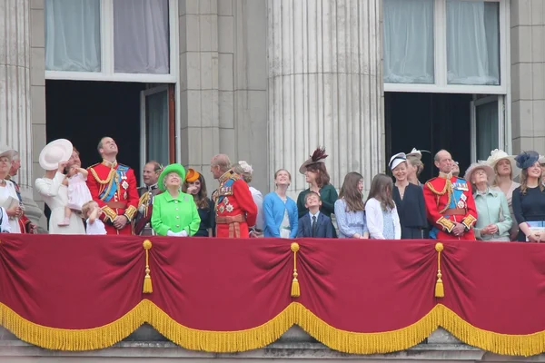 Queen elizabeth & royal family, london juni 2016 - trooping the colour ceremony, princess charlottes first appearance on balkon for queen elizabeth 's 90. birthday with royal family, June 11, 2016 in london, england, uk — Stockfoto