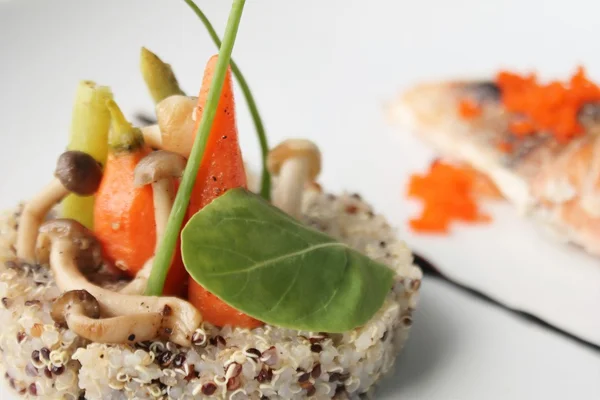 Sehat Salmon Fillet Dengan Quinoa Dan Sayuran Jamur Wortel Bayam — Stok Foto