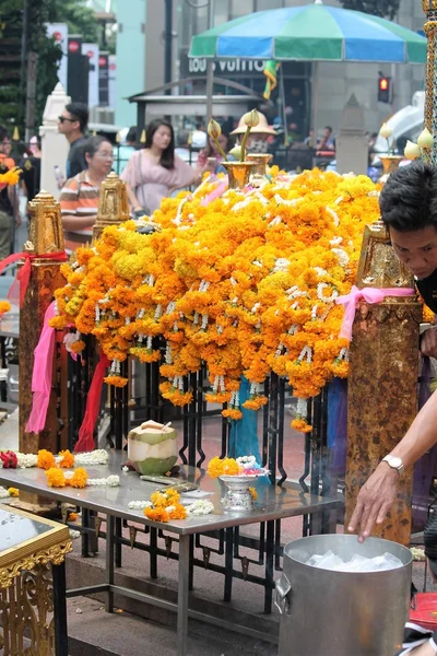 Traditionell Östasiatisk Buddhist Erbjudande Med Marigold Blommor Thailand Tempel Stock — Stockfoto