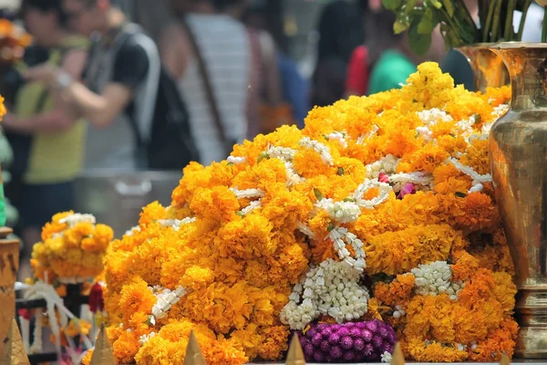 Traditionell Östasiatisk Buddhist Erbjudande Med Marigold Blommor Thailand Tempel Stock — Stockfoto