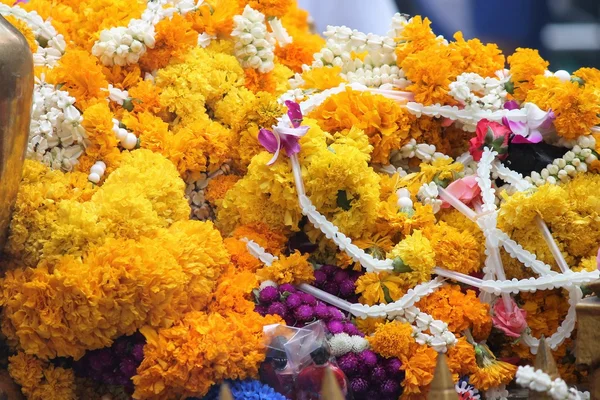 Traditionelle Ostasiatische Buddhistische Opfergabe Mit Ringelblumen Thailand Tempel Archivbild Stock — Stockfoto