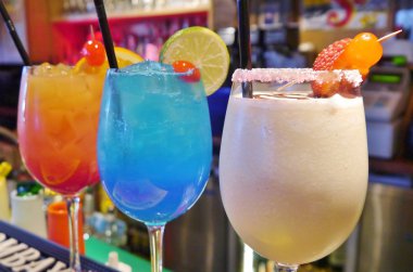 Tatilde egzotik tropikal kokteyller; Taze yaz soğuk içkileri; 