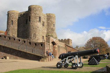 RYE, EAST SUSSEX, İngiltere - 10 / 20 / 2020: Ryes savunmasının bir kısmını toplarla oluşturan 14. yüzyıl Ypres Kulesi, şimdi yerel tarih, silah bahçeleri olarak da bilinen Rye Castle Müzesi 'dir