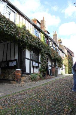 RYE, EAST SUSSEX, ENGLAND - 14 AĞUSTOS 2020: 1420 yılında Mermaid Street Rye, East Sussex, İngiltere boyunca inşa edilen ortaçağ Denizkızı Hanı