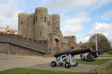 RYE, EAST SUSSEX, İngiltere - 10 / 20 / 2020: Ryes savunmasının bir kısmını toplarla oluşturan 14. yüzyıl Ypres Kulesi, şimdi yerel tarih, silah bahçeleri olarak da bilinen Rye Castle Müzesi 'dir