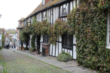 RYE, EAST SUSSEX, ENGLAND - 14 AĞUSTOS 2020: 1420 yılında Mermaid Street Rye, East Sussex, İngiltere boyunca inşa edilen ortaçağ Denizkızı Hanı