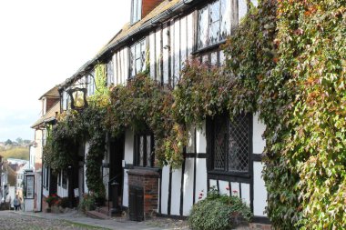 RYE, EAST SUSSEX, ENGLAND - 14 AĞUSTOS 2020: 1420 yılında Mermaid Street Rye, East Sussex, İngiltere boyunca inşa edilen ortaçağ Denizkızı Hanı