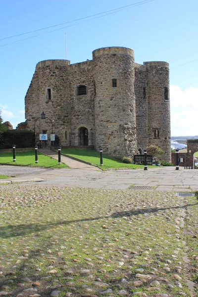 Rye East Sussex 2020 Ryesの防御の一部を大砲で形成した14世紀のYpres Towerは 地元の歴史に関する展示があるRye Castle Museumで 銃庭園としても知られています — ストック写真