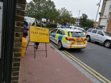 Test Merkezi, Londra, İngiltere - 21 / 9 / 2020: Covid-19 Coronavirus test veya Kuzey Londra 'da polis arabası ile test merkezi yol tabelası
