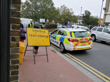Test Merkezi, Londra, İngiltere - 21 / 9 / 2020: Covid-19 Coronavirus test veya Kuzey Londra 'da polis arabası ile test merkezi yol tabelası