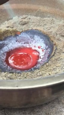 Altın arıtma ateş testi kurşun kubbesiyle yapılır. Altın gümüşü ya da 1000 dereceyi aşan kurşun sıcaklığını oksitleyen diğer asil metalleri temizlemek için kullanılan antik bir yöntem.