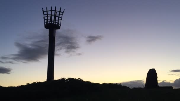 Winchelsea Beacon Lub Sygnalizator Pożarowy System Ostrzegawczy Historycznego Oświetlenia Wzgórzach — Wideo stockowe