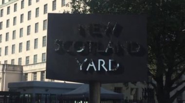 POLİS HQ, LONDON, İngiltere - 28 Eylül 2020: Victoria, Londra, İngiltere, İngiltere, Avrupa 'da bulunan yeni Scotland Yard binası tabelası. Scotland Yard, Metropolitan Polis Merkezi 'nin bir metaforudur. 