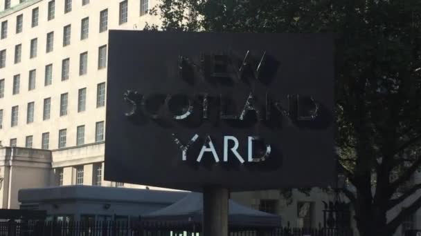 警察本部 ロンドン 9月28日2020 新しいスコットランドヤードの建物のサイン ビクトリアに位置 ロンドン イギリス イギリス ヨーロッパ スコットランドヤード — ストック動画