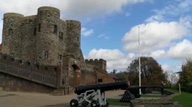 CastLE, RYE, EAST SUSSEX, İngiltere - 10 / 20 / 2020: 14. yüzyıl Ypres Kulesi, Rye Kalesi 'nin savunmasının bir kısmını toplarla oluşturdu, şimdi yerel tarih üzerine sergilenen, silah bahçeleri olarak da bilinen Rye Kalesi Müzesi