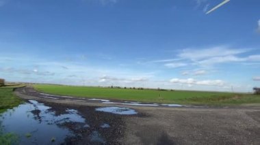 Elektrik enerjisi üreten rüzgar türbinleri. Yel değirmeni rüzgar teknolojisi üretimi Rüzgar türbinleri yeşil alanda çiçek açan bir alanda duruyor. 