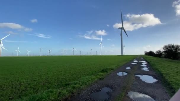 発電用の風力発電機 風車風力発電技術生産緑の野に咲く畑に立つ風車 — ストック動画