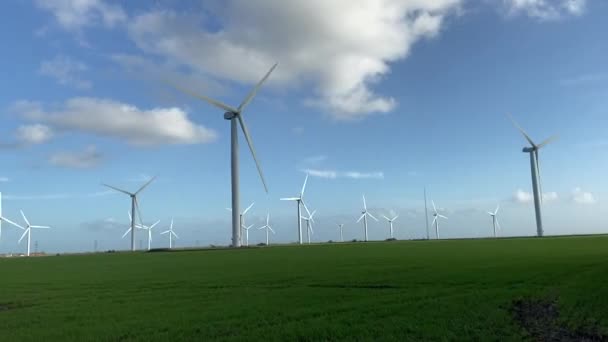 Bis Hin Windrädern Die Strom Produzieren Windkraftanlagen Stehen Auf Blühenden — Stockvideo