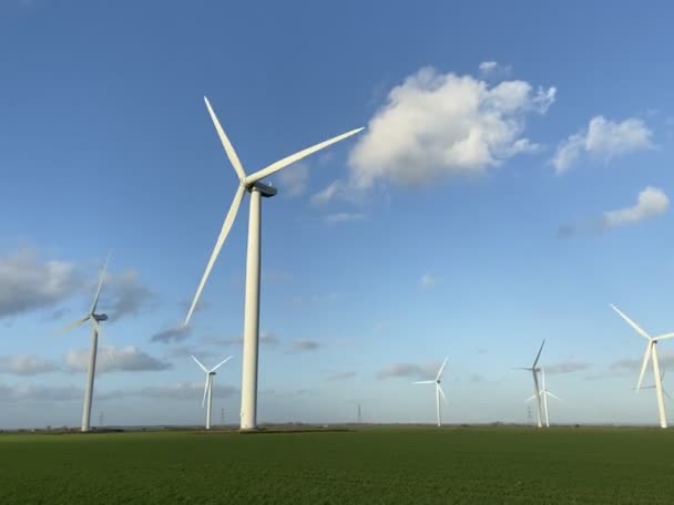 Elektrik Enerjisi Üreten Rüzgar Türbinleri Yel Değirmeni Rüzgar Teknolojisi Üretimi — Stok video