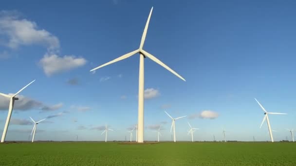 Elektrik Enerjisi Üreten Rüzgar Türbinleri Rüzgâr Değirmeni Güç Teknolojisi Üretimi — Stok video