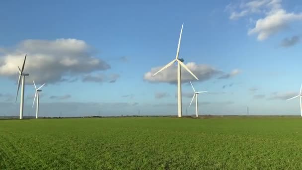 Windräder Die Strom Produzieren Windkraftanlagen Stehen Auf Blühenden Feldern Auf — Stockvideo