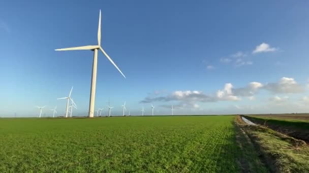 発電用の風力発電機 風車風力発電技術生産緑の野に咲く畑に立つ風車 — ストック動画