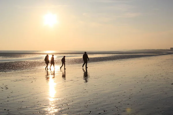 Famiglia Persone Che Camminano Sulla Spiaggia Sabbia Piatta Alla Sagoma — Foto Stock