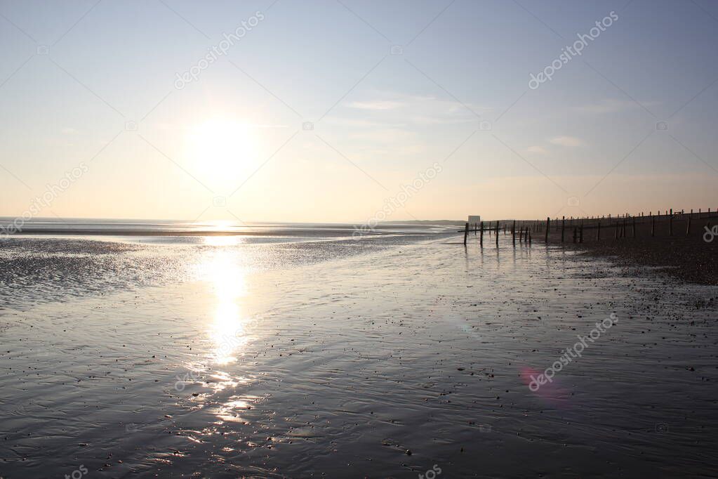 Vista del paisaje de la playa de Winchelsea en marea baja exponiendo