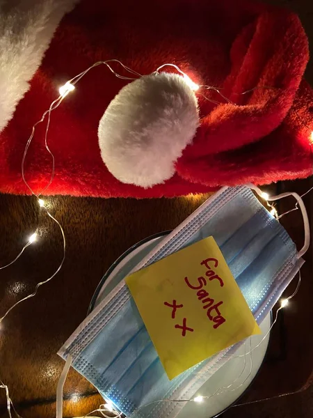 Covid Noel Arifesi Konsepti Maskeli Noel Baba Şapkası Çocuk Yazısı — Stok fotoğraf