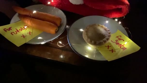 Covid Kerstavond Kerstmuts Met Gezichtsmasker Voor Kerstman Noot Met Gehaktentaart — Stockvideo